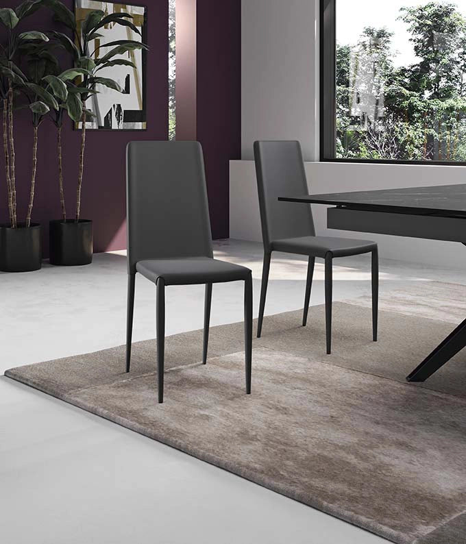 Sedia Cleo Impilabile in Similpelle Imbottita con Struttura in Metallo Grigio Scuro - Seduta e Schienale Ergonomici - Design Moderno