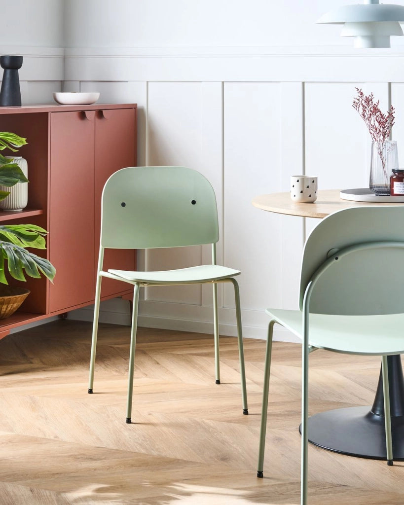 Set di 2 sedie da pranzo con seduta in materiale sintetico verde menta e struttura in metallo, in stile minimalista scandinavo, per la zona pranzo della cucina