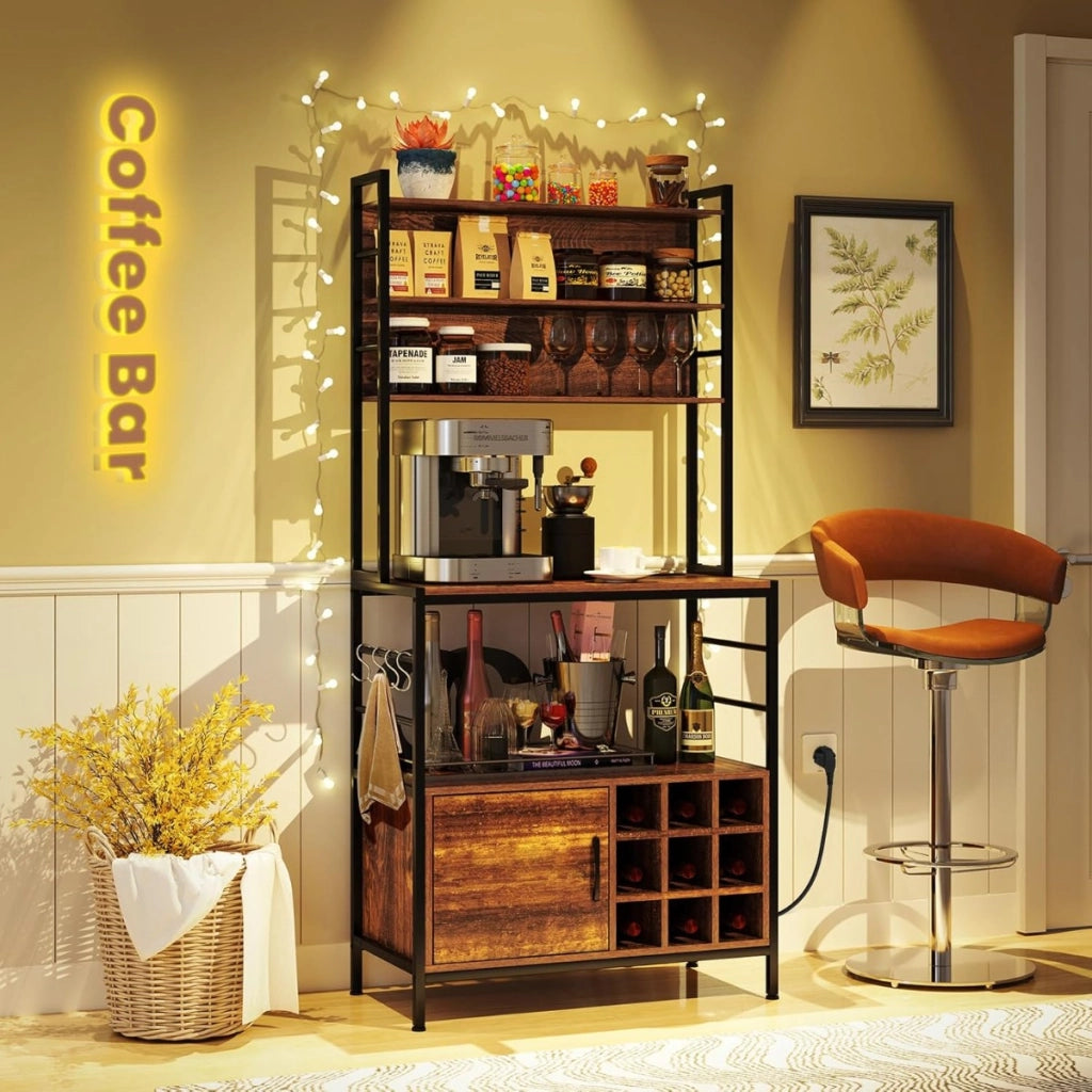 Scaffale da cucina da 170 cm con presa elettrica, Mobile per bar del caff¨¨ con ganci a S e supporti per bottiglie di vino  Rustico-Portabottiglie