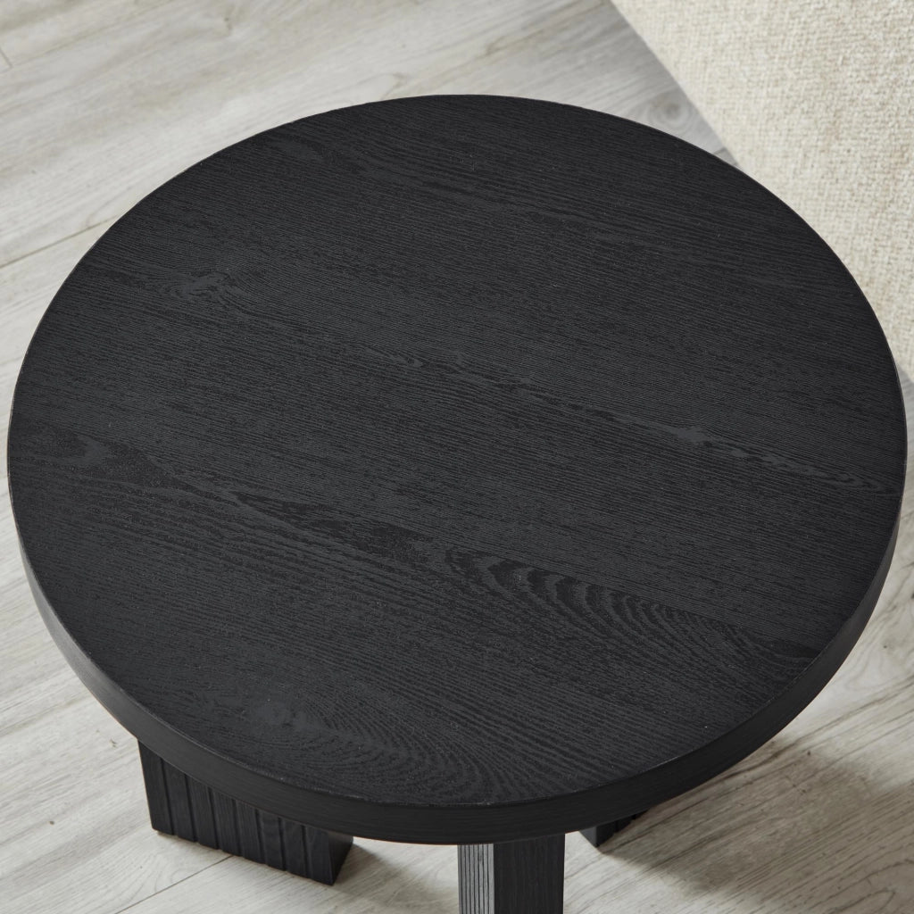 Tavolino da divano rotondo in MDF nero con tre gambe e struttura scanalata