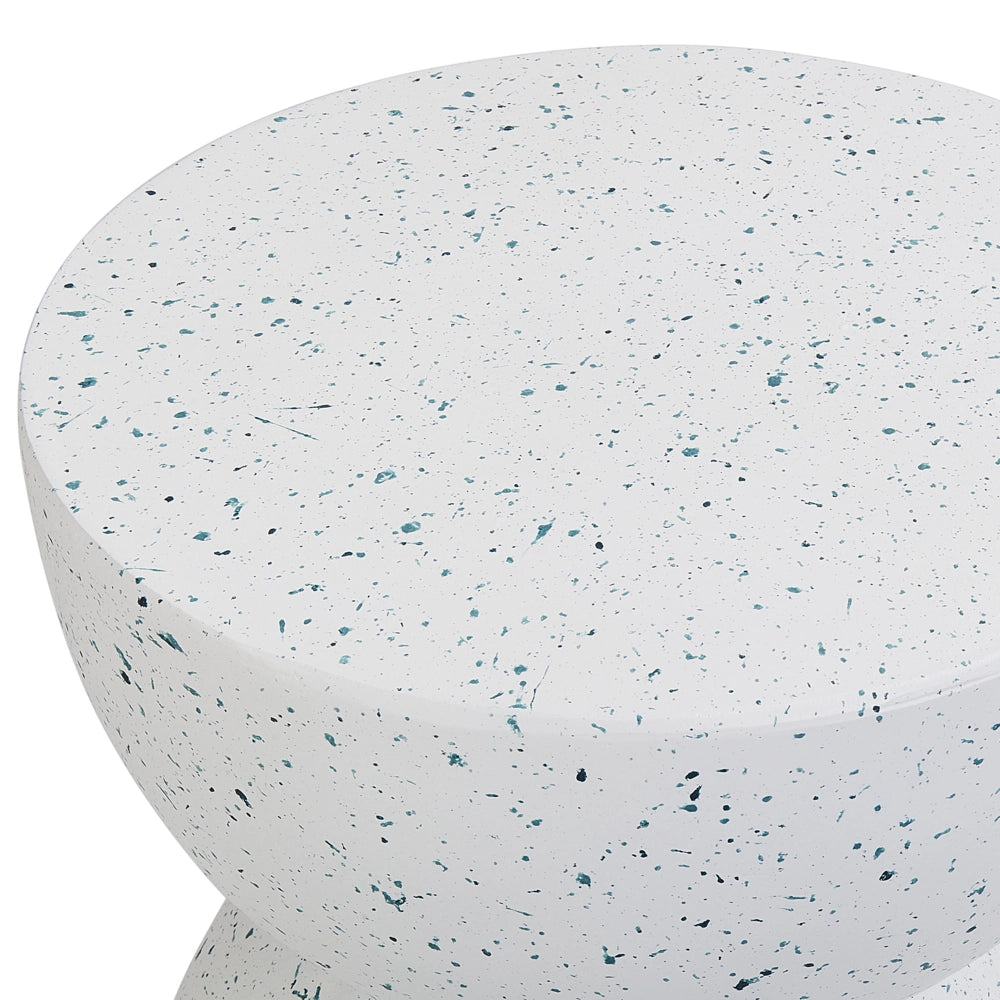 Tavolino d'accento bianco con effetto terrazzo in fibra di vetro MgO con piano rotondo a forma di clessidra resistente alle macchie UV, alla ruggine, all'acqua e al vento, moderno per il soggiorno all'aperto.