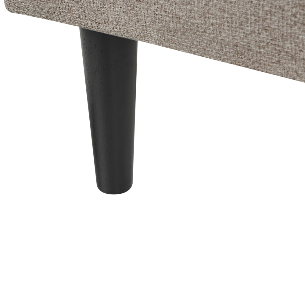 Chaise longue destra in tessuto beige imbottita con cuscino facile da pulire, gambe in legno, soggiorno moderno