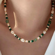 Collana fatta a mano con perle naturali e malachite verde, regalo di Natale o di compleanno.