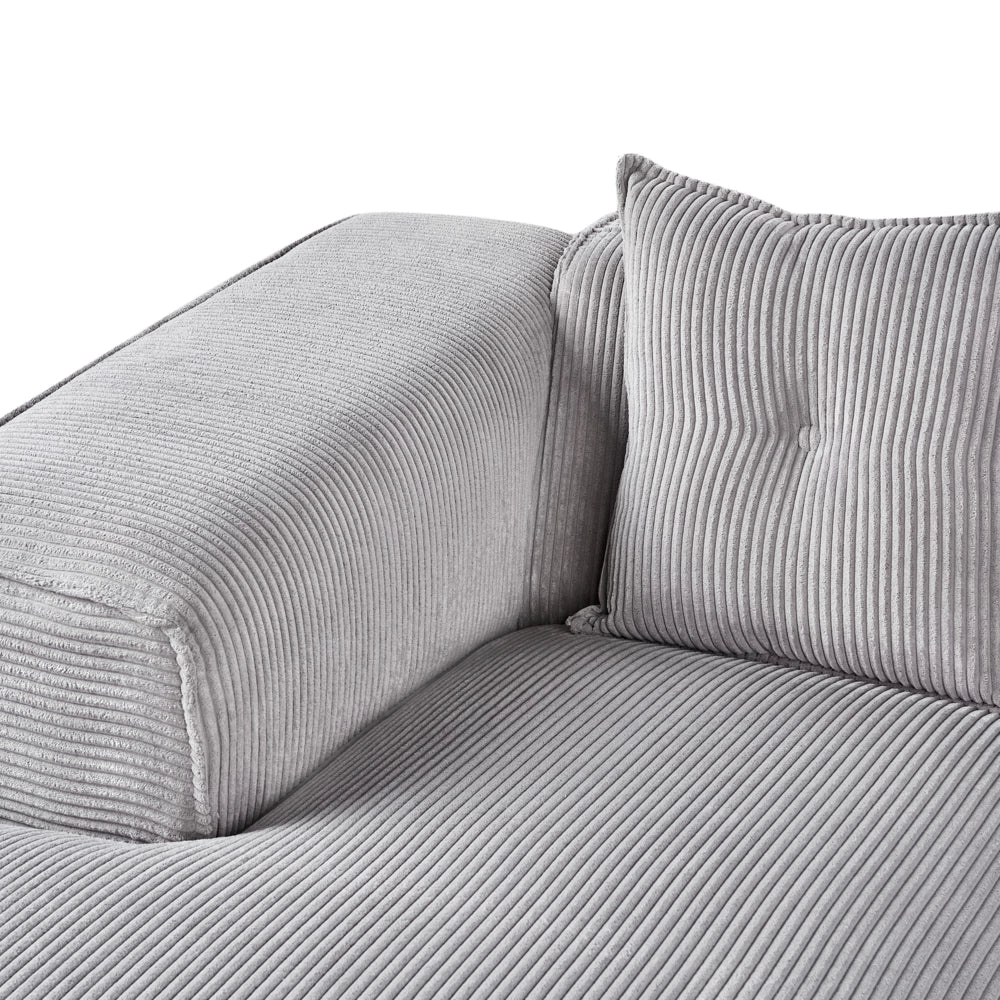 Divano Angolare lato destro in velluto a coste grigio chiaro con cuscini decorativi stile Moderno