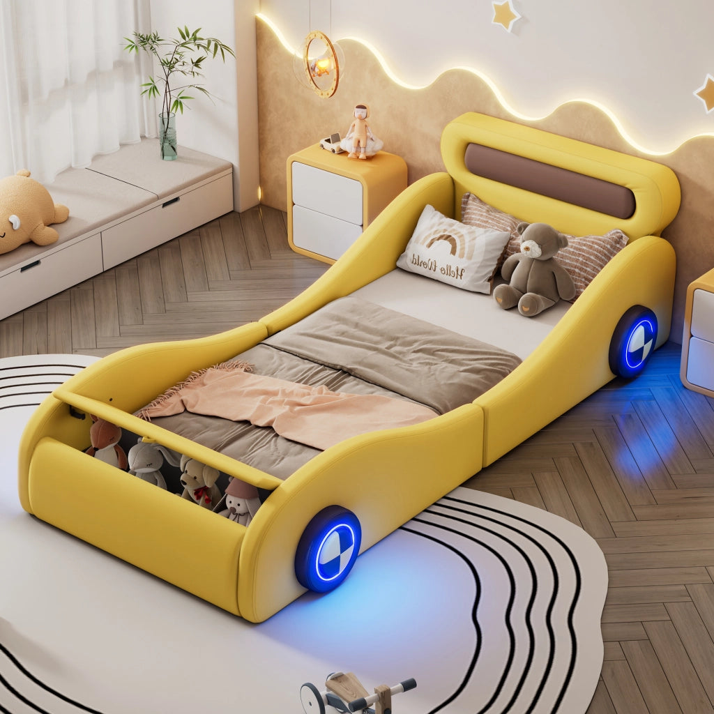 Letto imbottito a forma di auto giallo con ruote luminose in PU 90x200 cm