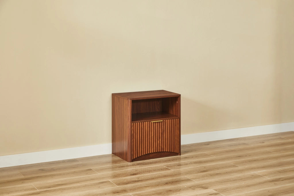 Comodino moderno in effetto noce con cassetto aperto e maniglia dorata, 58x38x60 cm