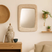 Specchio rettangolare da parete Floyd con cornice in pietra fossile beige | Duzzle