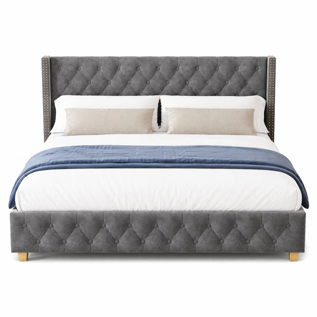 Letto imbottito 160 × 200 cm con rete a doghe; testiera in velluto grigio con bottoni; borchie e gambe rinforzate