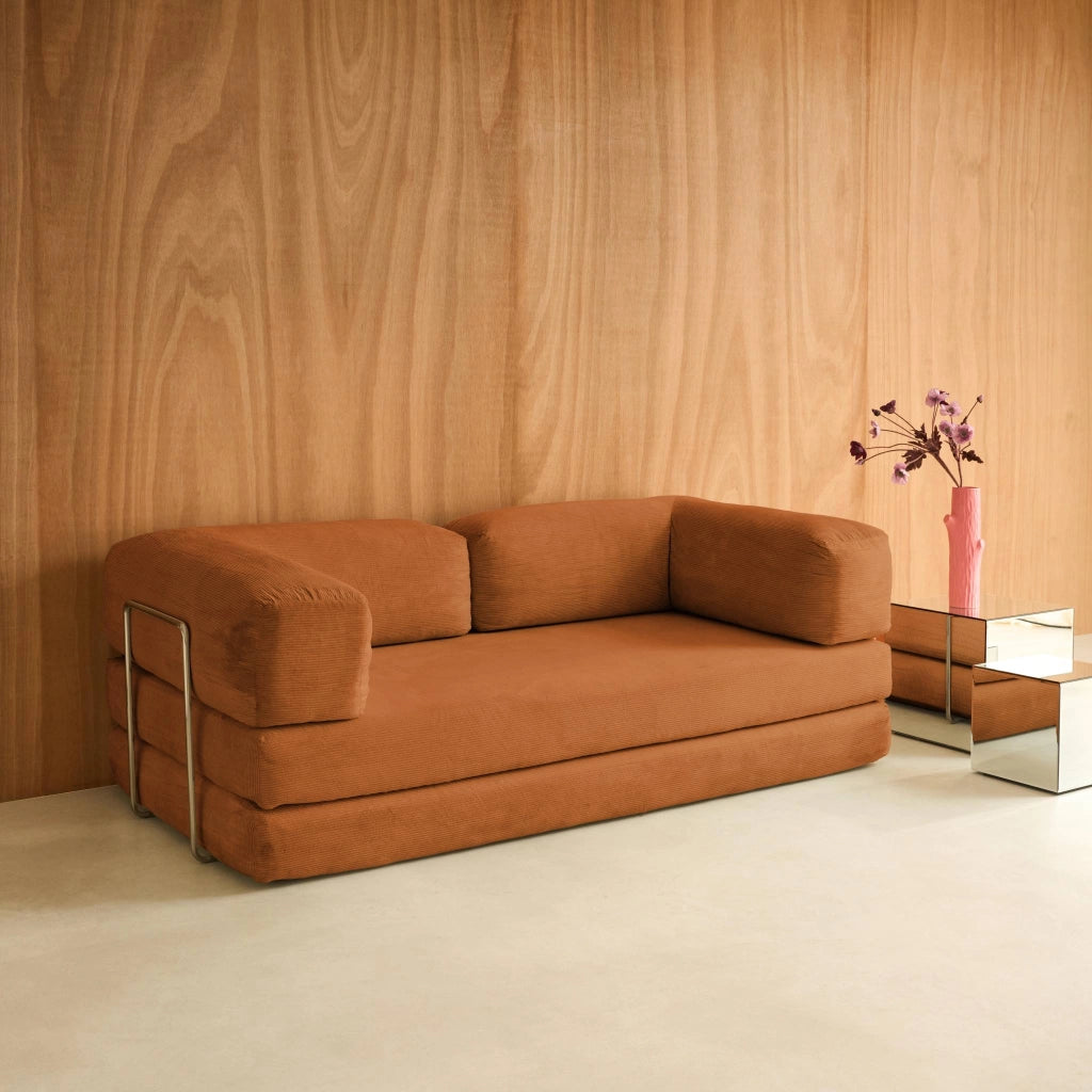 Divano letto futon in velluto a coste e struttura cromata, terracotta