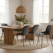 Set di 4 sedie da pranzo in polipropilene grigio scuro Cassandra con struttura in metallo facili da pulire | Duzzle