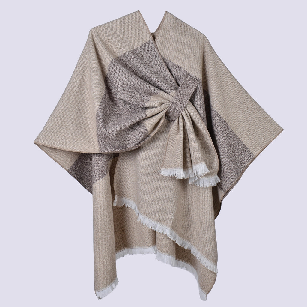Mantella da donna con spacco diagonale e laccetti a pois color fango, con frange.
