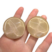 Orecchini a perno geometrici rotondi retr¨° con bordo ondulato e perle francesi color crema mousse: orecchini sofisticati, eleganti e versatili, in stile Hong Kong.