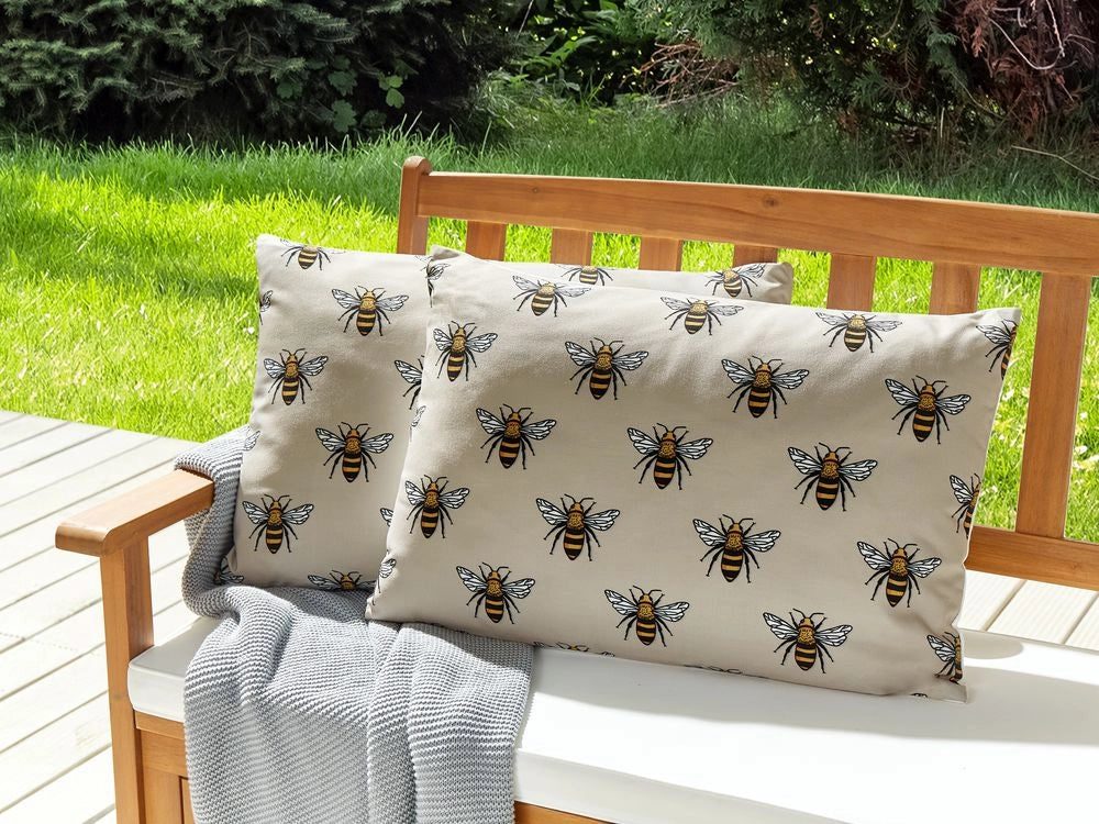 Set di 2 cuscini da giardino in poliestere beige con motivo ape 40 x 60 cm rettangolare moderno per esterni resistente all'acqua.