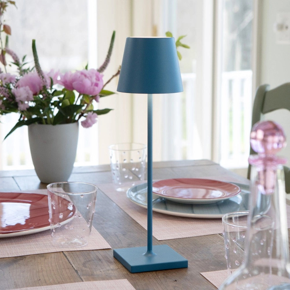 Zafferano Lampada a led da tavolo Poldina Pro Blu Avio ricaricabile e dimmerabile con batteria fino a 12 ore. Da uso esterno IP65