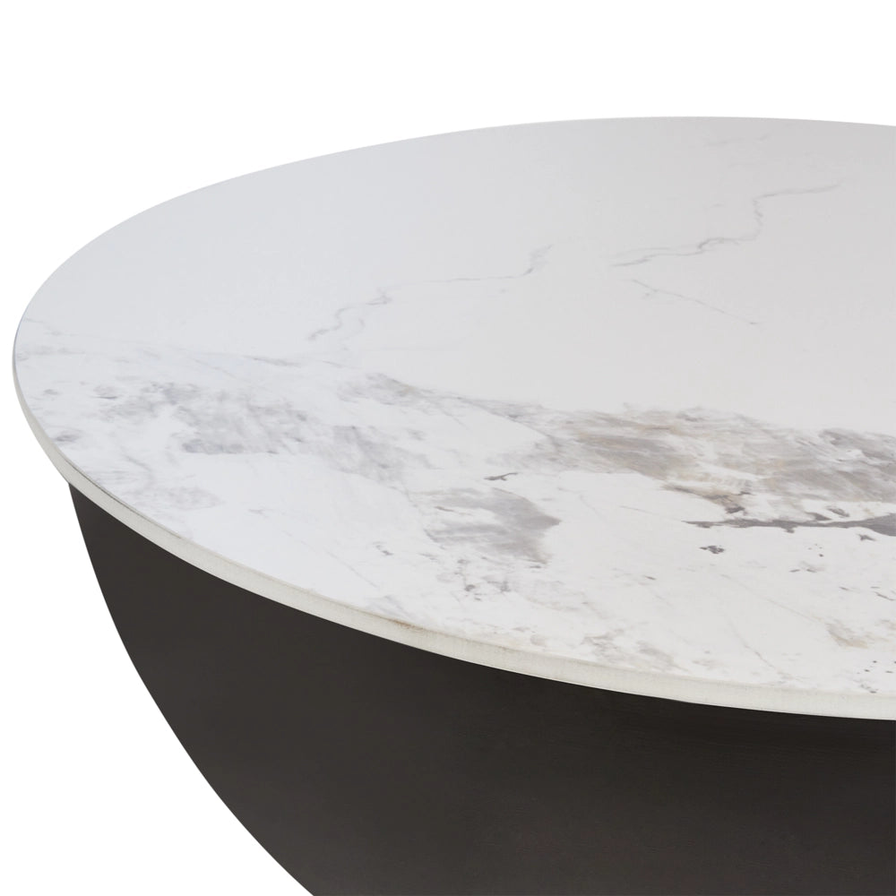 Tavolino da caffè Piano in pietra sinterizzata bianca Base in metallo nero ø 74 cm Accento oro effetto naturale con contenitore Soggiorno design moderno