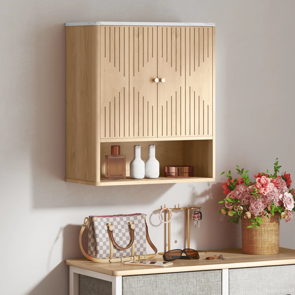 Armadietto Bagno a Parete 60x18x70 cm con Ripiano a Giorno Ante Decorate e Piano Effetto Marmo in MDF Rovere