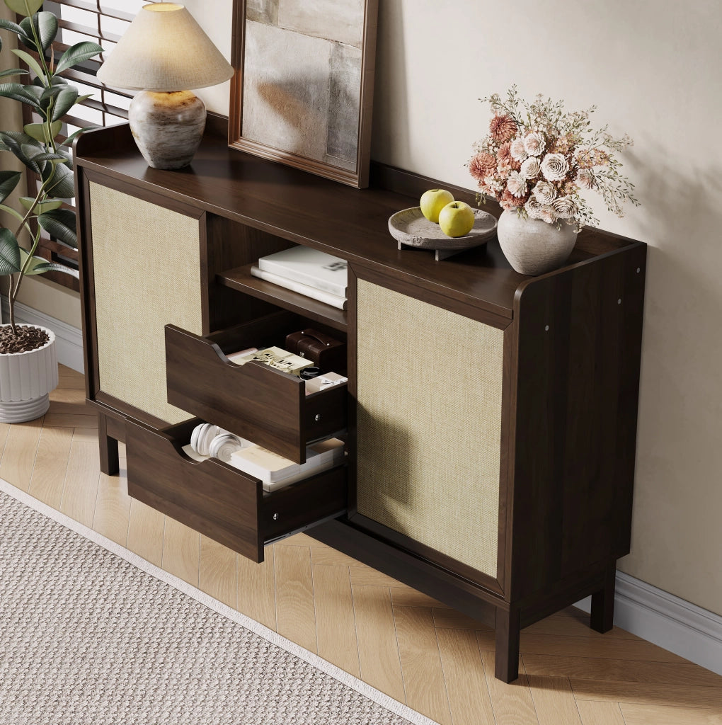 Credenza con ante scorrevoli, doppio cassetto e ripiani regolabili