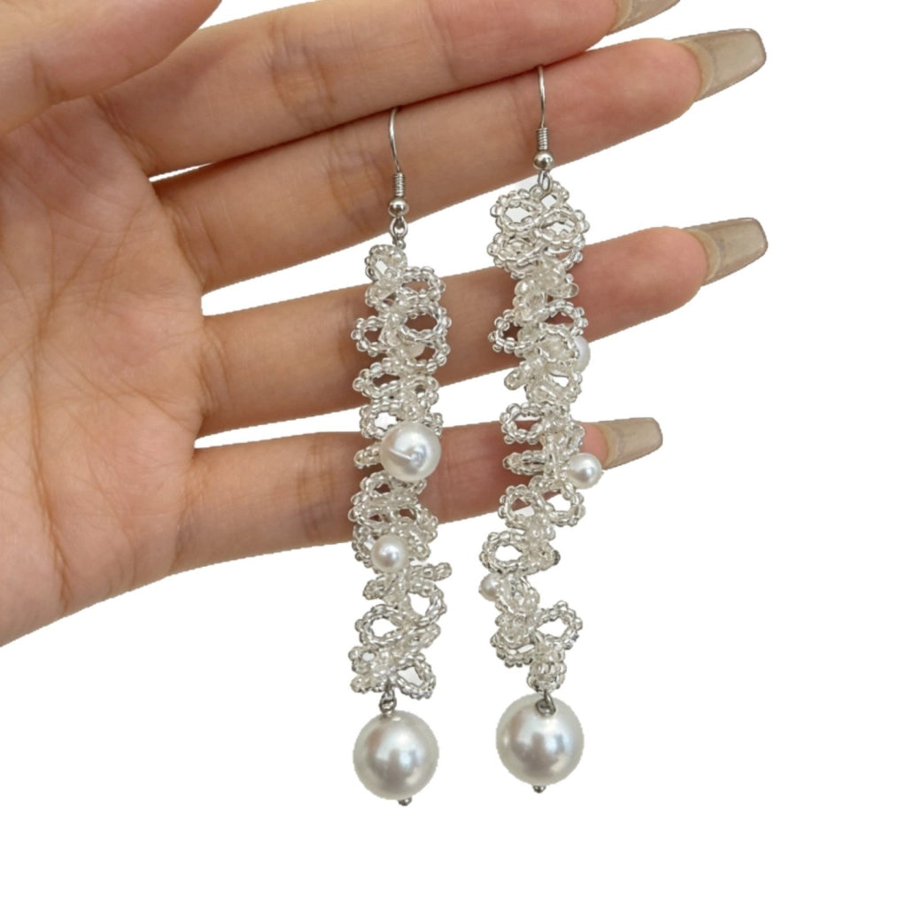Orecchini romantici con perle intrecciate a nebbia floreale argentata, elegante catenina per clavicola realizzata a mano con perline.