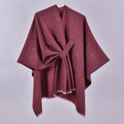 Mantella da donna con spacco diagonale e laccetti a pois color fango, con frange.