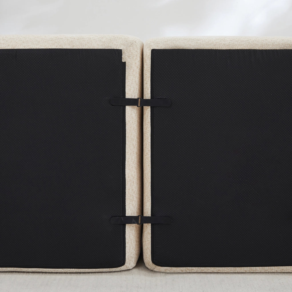 Divano modulare angolare 210.0x165.0x79.0 cm con ottoman senza montaggio in pile granulato beige e bianco