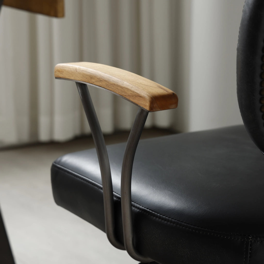 Sedia da ufficio in pelle nera con base in metallo e ruote silenziose