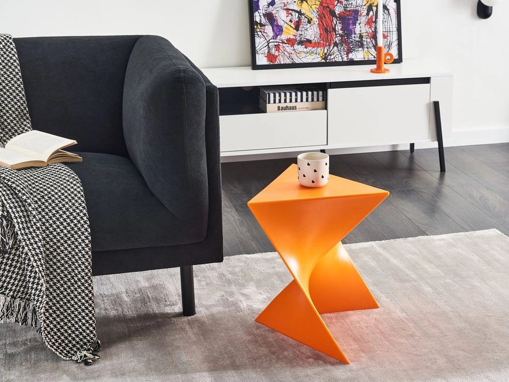 Tavolino in plastica tringolare arancione soggiorno elegante