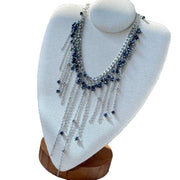 Una lussuosa collana con nappe di cristallo nero