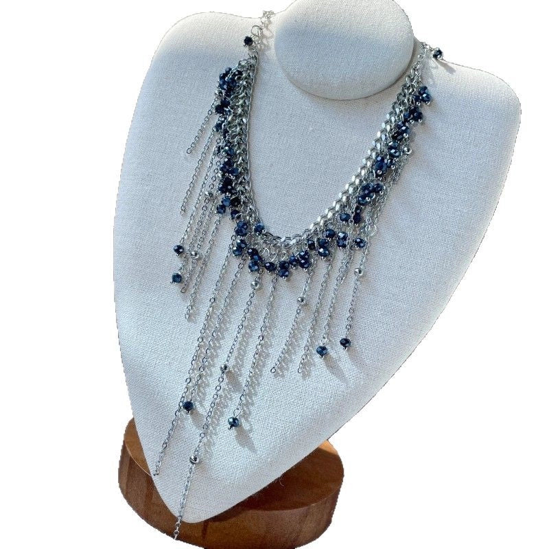 Una lussuosa collana con nappe di cristallo nero