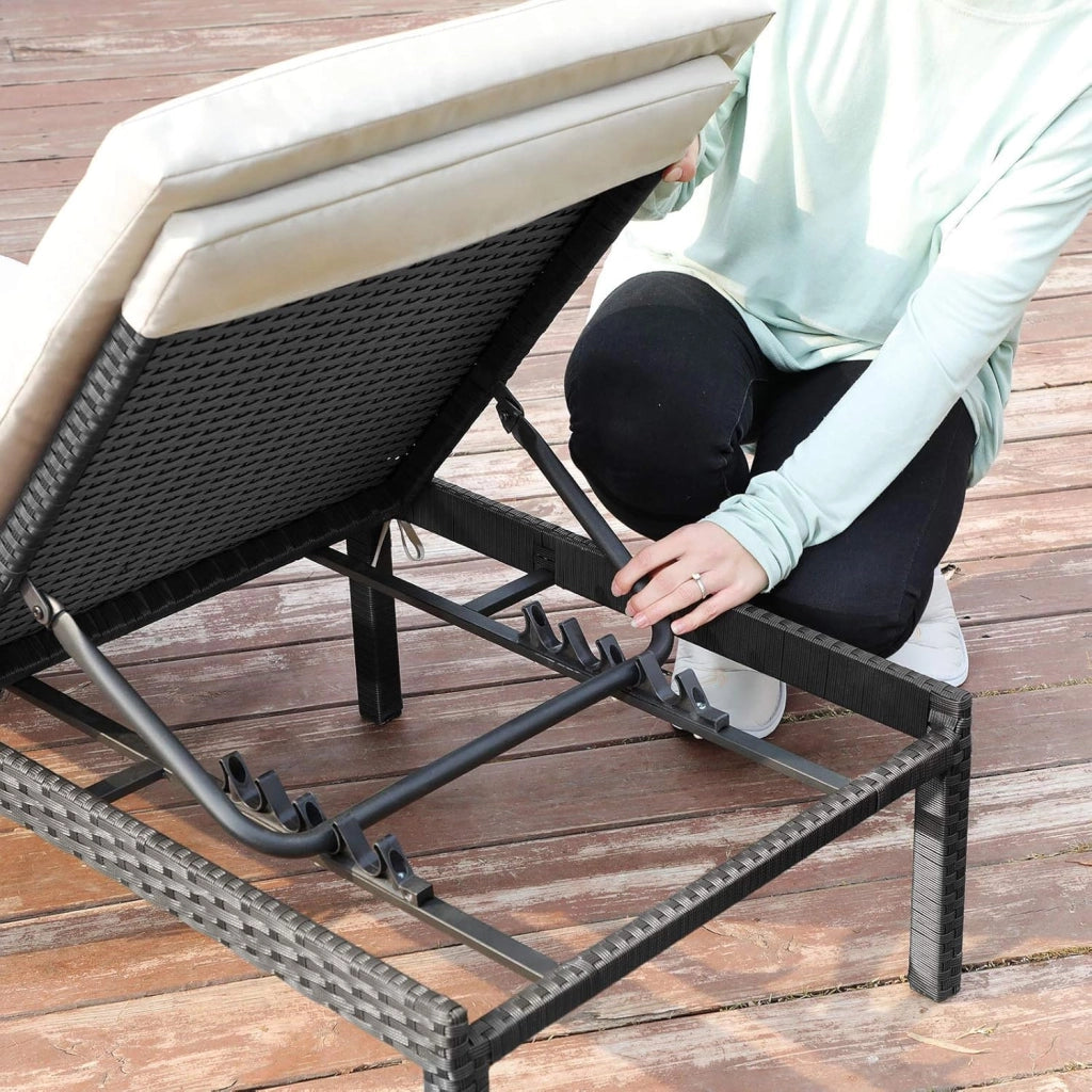 SONGMICS Lettino Prendisole, Sdraio in Rattan Sintetico, Materassino di 5 cm, Schienale Inclinabile, 59 x 198 x 28 cm, Max Portata 150 kg, Giardino Balcone Terrazzo, Beige GCB27BRV1