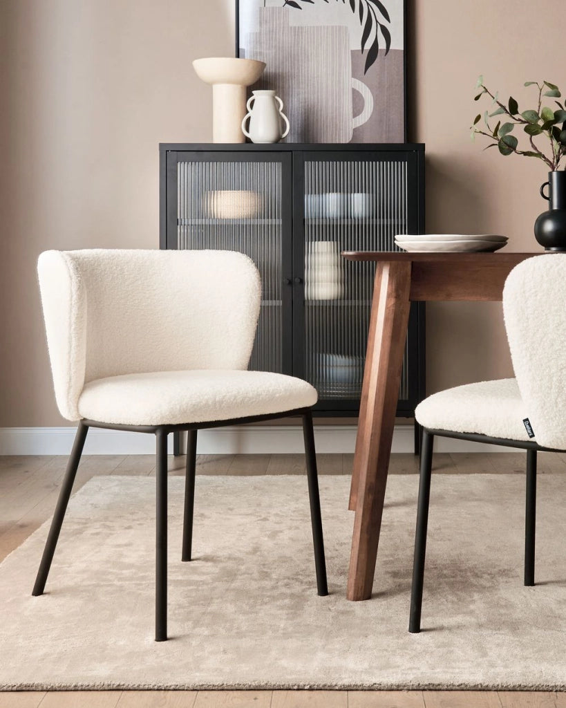 Set di 2 sedie da pranzo in bouclè bianco sporco Rivestimenti in metallo nero Gambe senza braccioli Schienale curvo Design moderno e contemporaneo