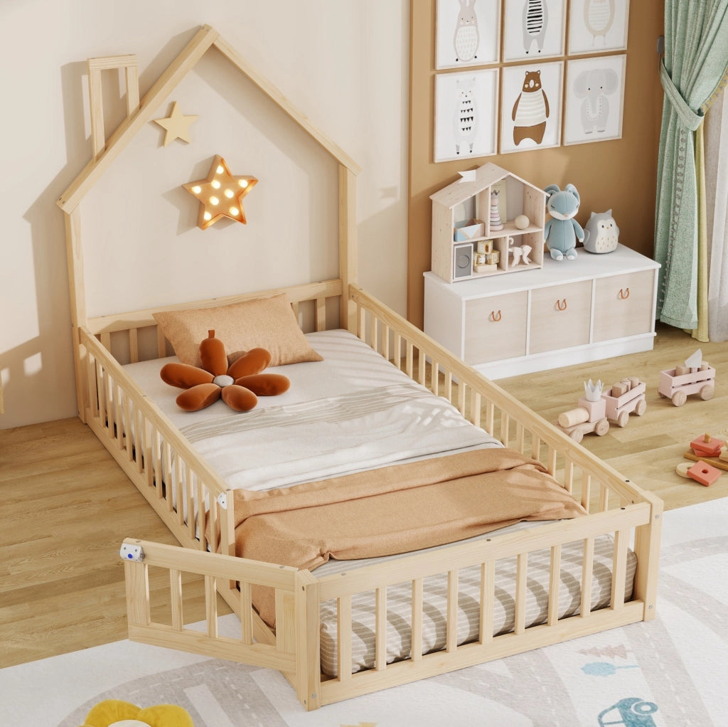 Letto a casetta 90x200 cm con design a camino e sponde in pino e MDF colore naturale