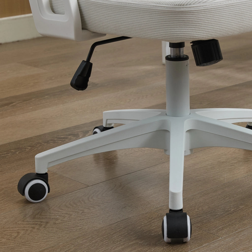 Sedia da ufficio ergonomica in rete traspirante con supporto lombare regolabile e braccioli ribaltabili bianca