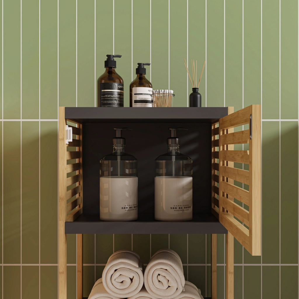 Scaffale da Bagno Kydesby in Bambù con 2 Ripiani Aperti e Scomparto ad Anta 83 x 39 x 30 cm - Naturale / Grigio [en.casa]