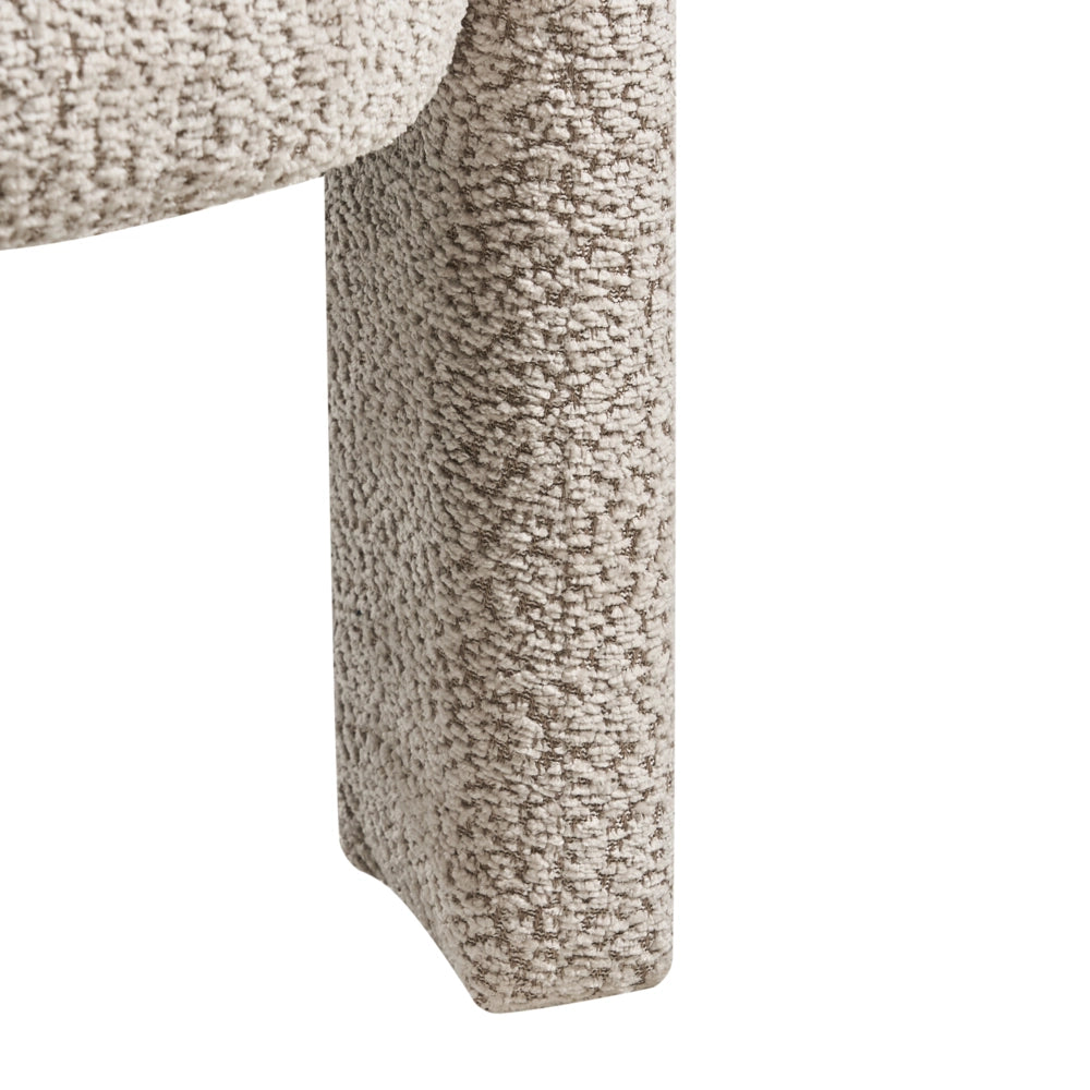Poltrona imbottita in ciniglia con schienale curvo seduta moderna in stile scandinavo colore beige chiaro