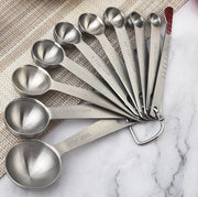 Set di 10 cucchiai in acciaio inox graduati per cucina, per cucinare, condire e caffè.