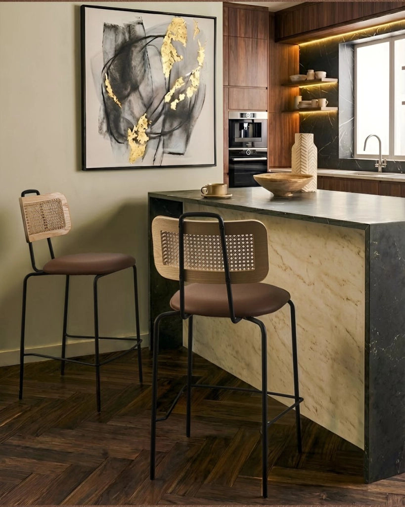 Set di 2 sedie da bar con seduta in ecopelle marrone schienale in rattan gambe in ferro senza braccioli cappucci protettivi design boho moderno