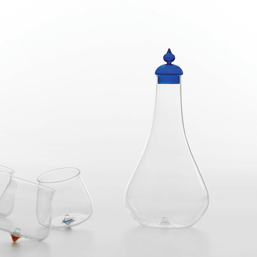 Zafferano Bottiglia Collezione Pirolo in vetro borosilicato soffiato a mano colore Blu, design raffinato ispirato agli scacchi, eleganza tavola