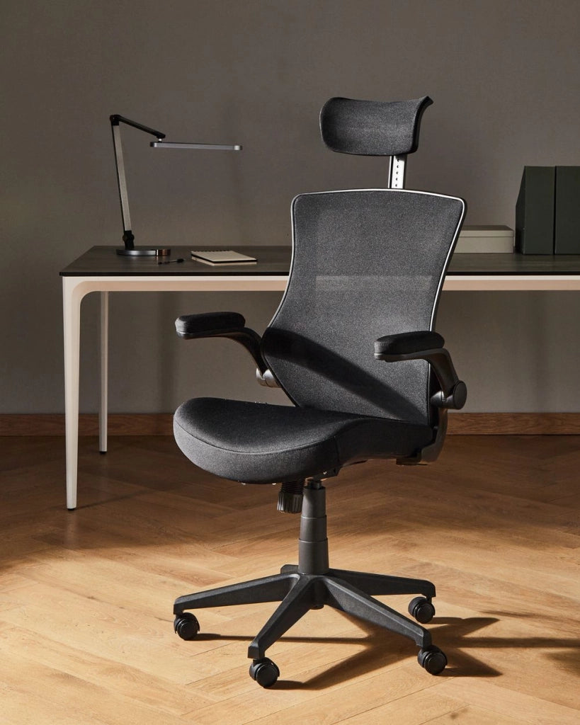 Sedia da ufficio professionale con rivestimento in mesh nero Poggiatesta e braccioli regolabili Sedile pneumatico Base girevole
