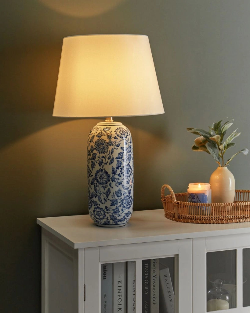 Lampada da tavolo Base in porcellana blu e bianca Paralume in lino ornato da motivi floreali Illuminazione del soggiorno e della camera da letto