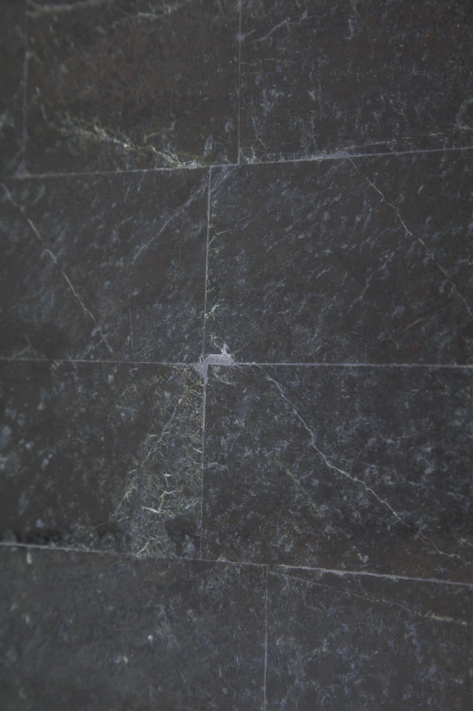 Tavolino Nanay Black Stone in pietra fossile nera e compensato marino - Struttura geometrica quadrata moderna 80x80x28 cm - Design di lusso