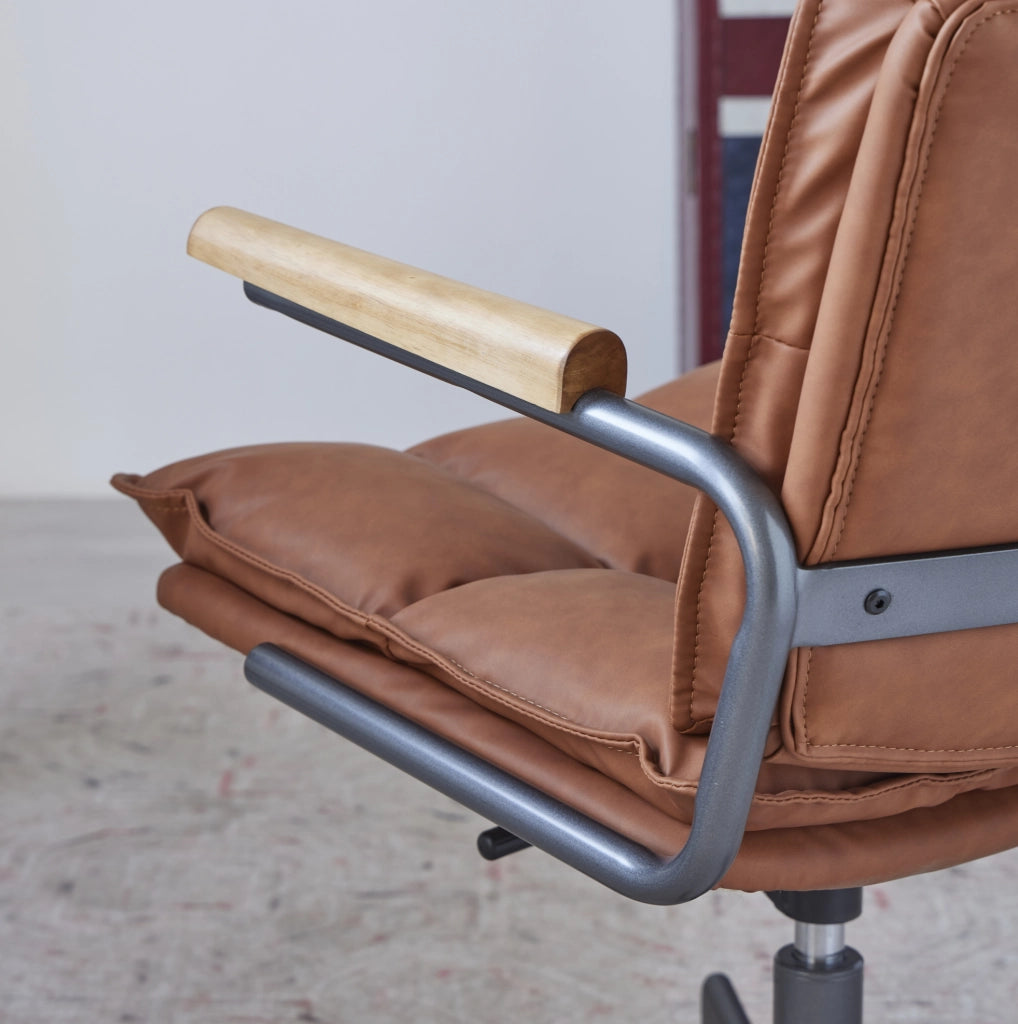 Sedia da ufficio ergonomica in pelle marrone con braccioli