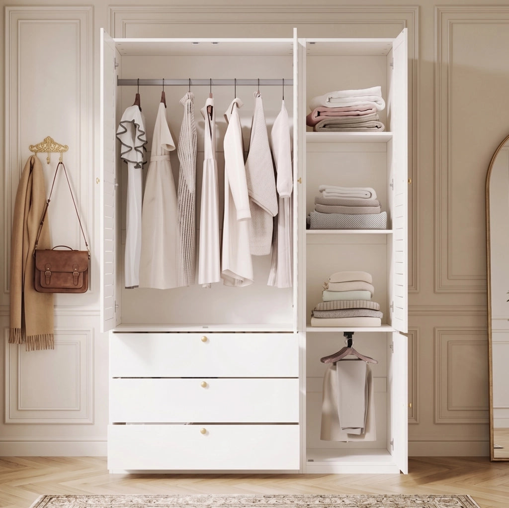Armadio bianco moderno con 3 ante a lamelle, 135x50x200 cm, 3 cassetti, 2 tubi appendiabiti e 1 porta pantaloni
