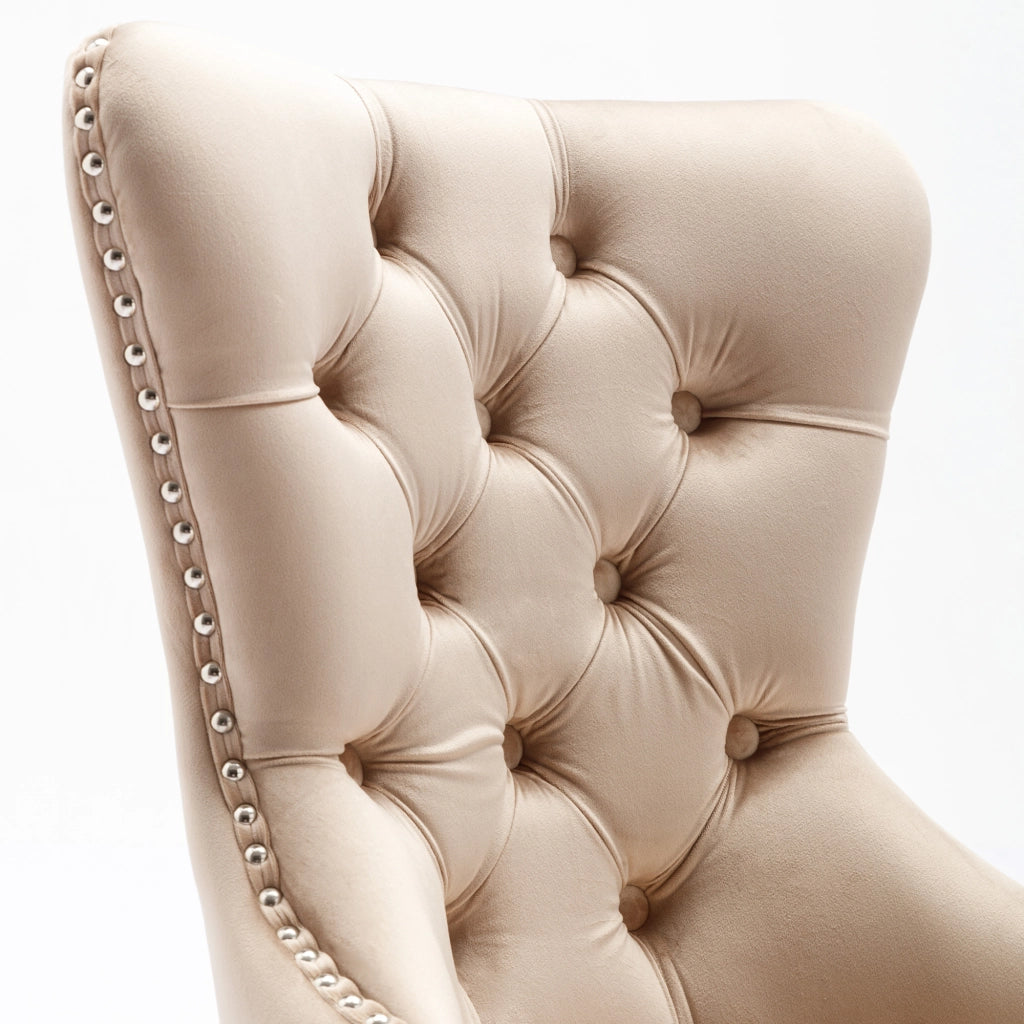 Sedia imbottita in velluto beige con borchie, anello posteriore e gambe regolabili