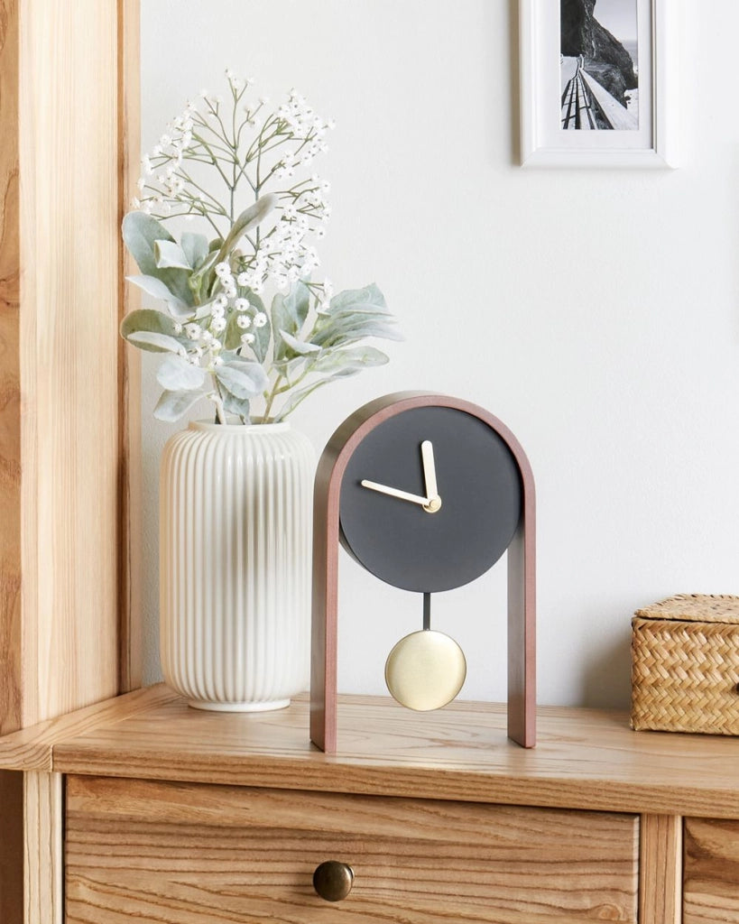 Orologio da tavolo Decorazione in MDF nero e legno scuro con pendolo decorativo senza numerazione