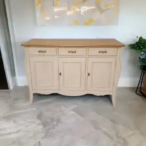 Credenza Shabby chic in legno laccata bianca anticata e naturale