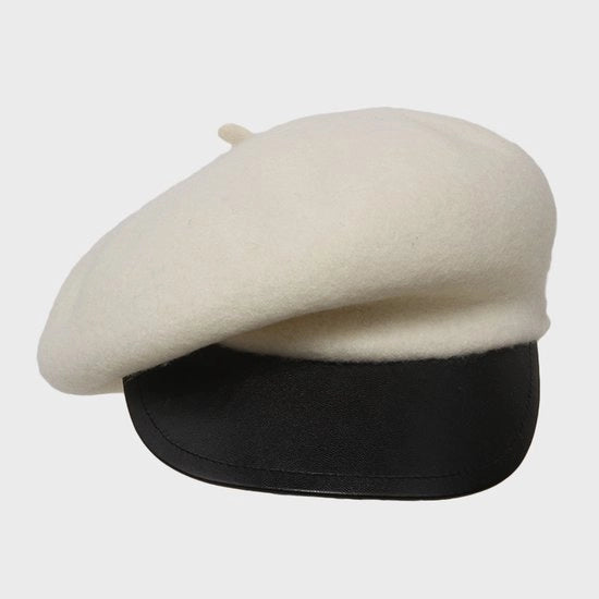 Cappello nero, corto, angoloso, retro per donne. Tendenza e versatile cappello per autunno e inverno.