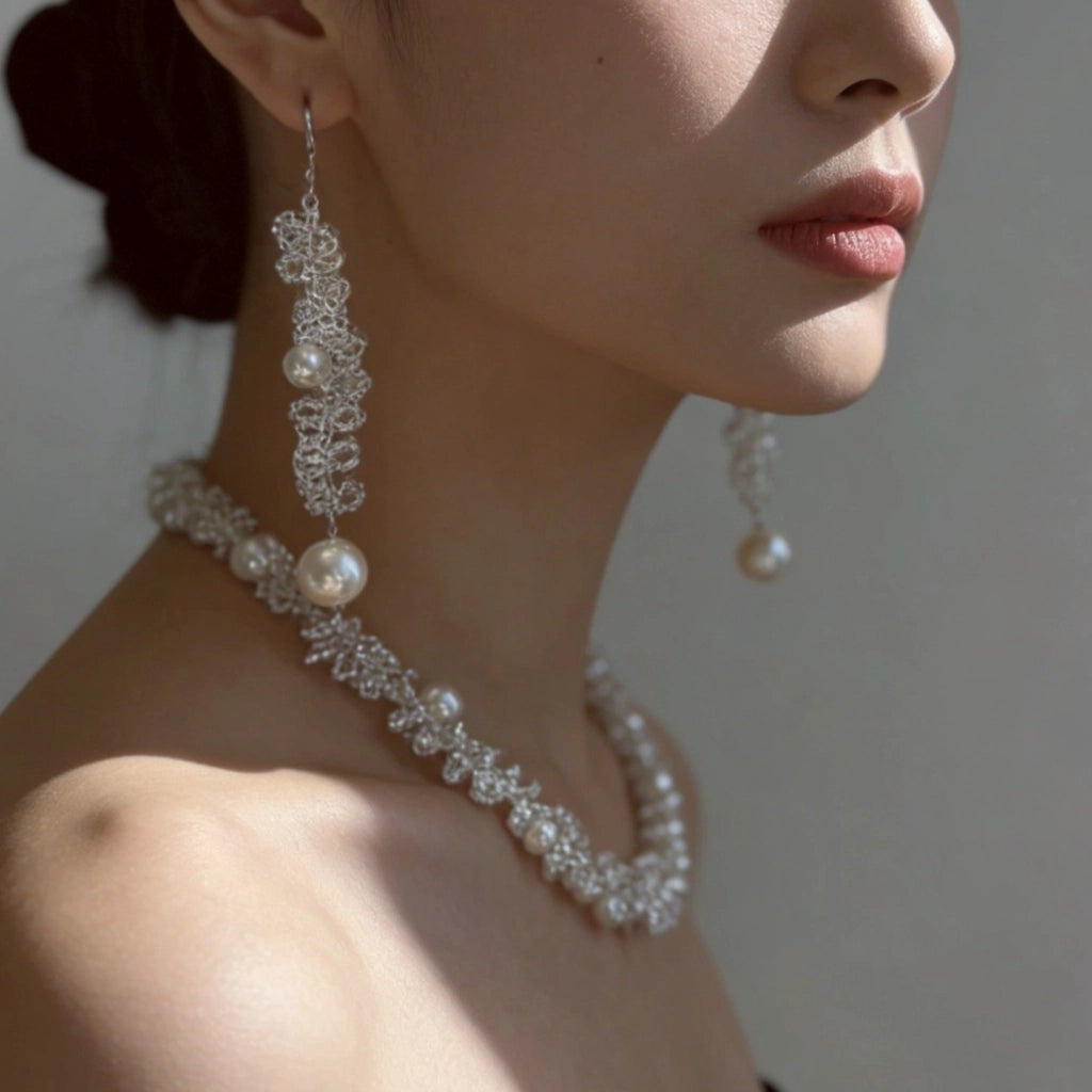 Orecchini romantici con perle intrecciate a nebbia floreale argentata, elegante catenina per clavicola realizzata a mano con perline.