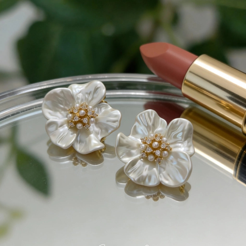 Romantici orecchini a forma di camelia bianca con perline e borchie a forma di fiore in zircone
