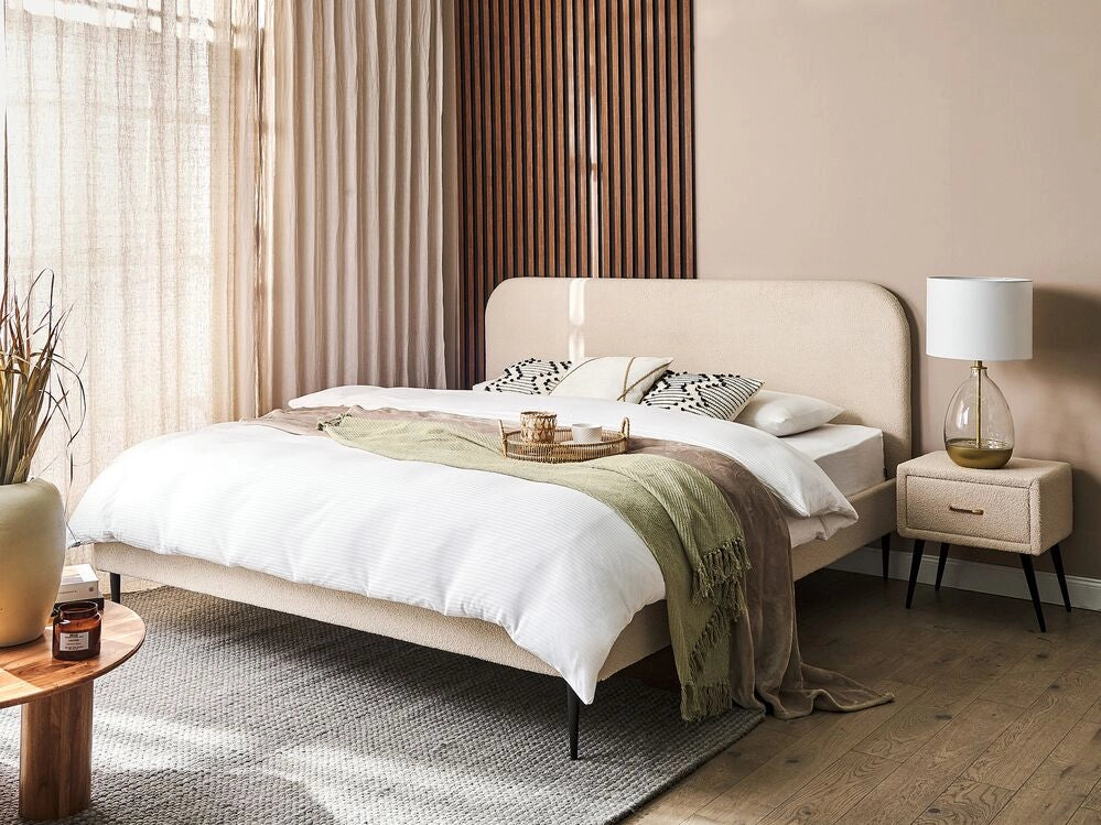 Letto beige bouclè tappezzeria doppia dimensione gambe dorate testiera con rete a doghe 180 x 200 cm design minimalista