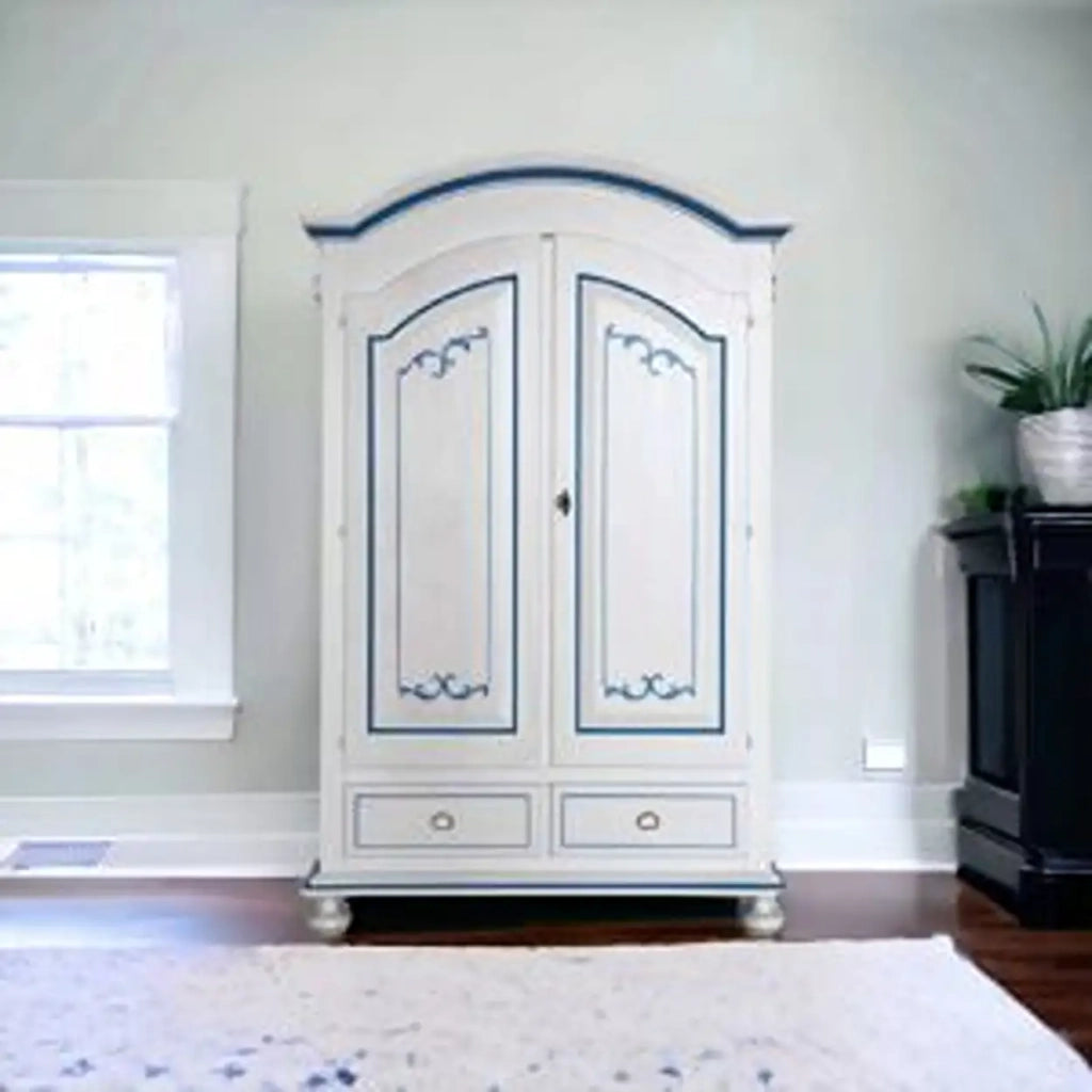 Armadio in legno Shabby chic mod cipollabianco decorato filo blu